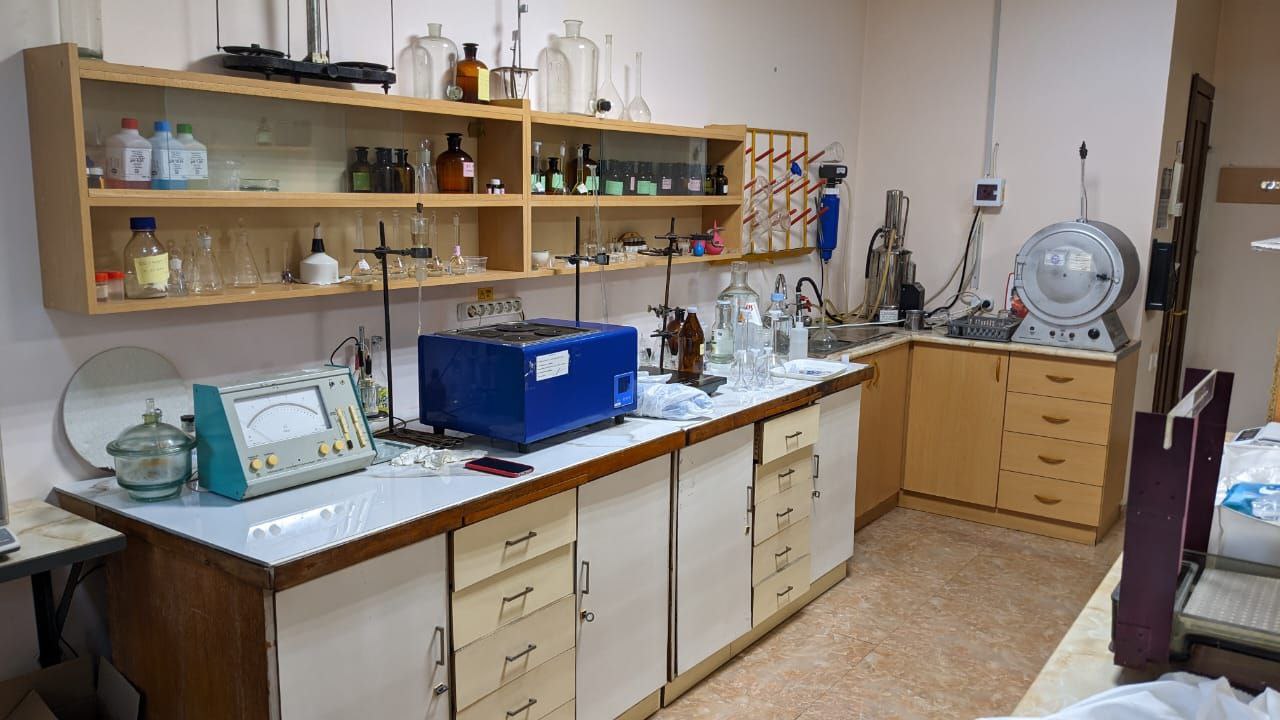 EXTRALAB լաբորատորիա — լաբորատոր տեսարան սարքավորումներով